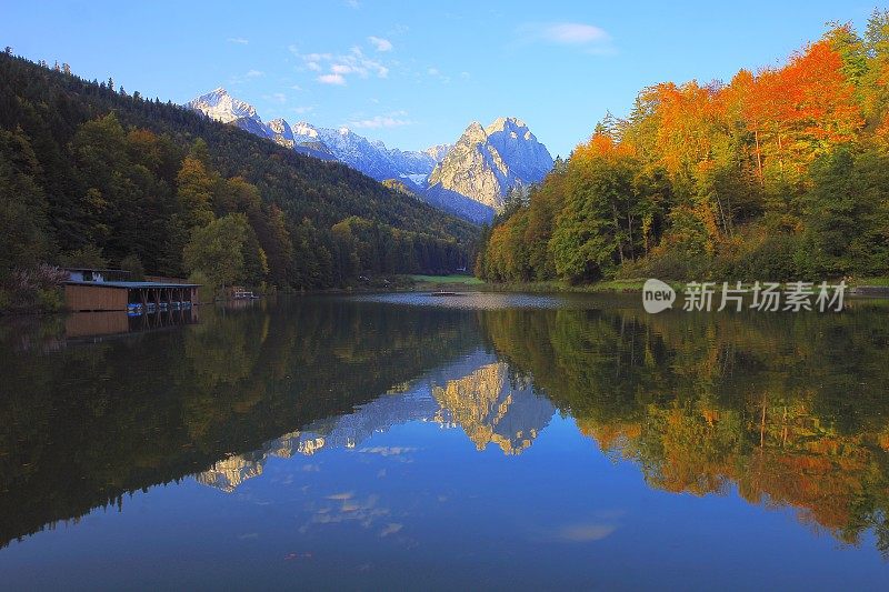 Riessersee高山绿松石湖与金色的日出反射，与Zugspitze, Waxenstein和Alpspitze的景观-在巴伐利亚阿尔卑斯，德国-雄伟的秋天高山景观，雪山-加米施，巴伐利亚，德国